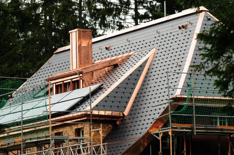 Chantier de construction résidentielle avec maison en cours de couverture
