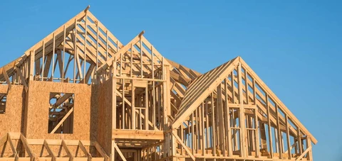 Chantier de construction résidentielle en extérieur sous ciel bleu dégagé