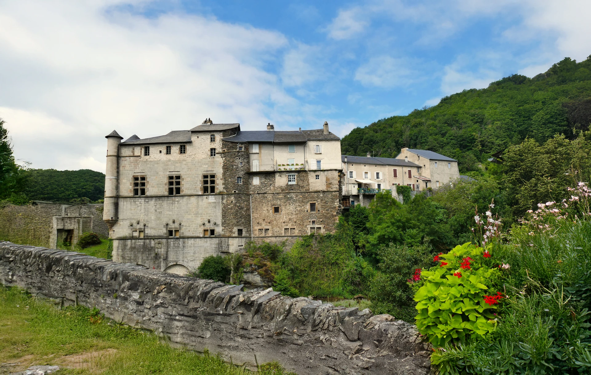 Vue aérienne d'un château médiéval fortifié avec enceinte, tours rondes, logis seigneurial et courtines en pierre calcaire
