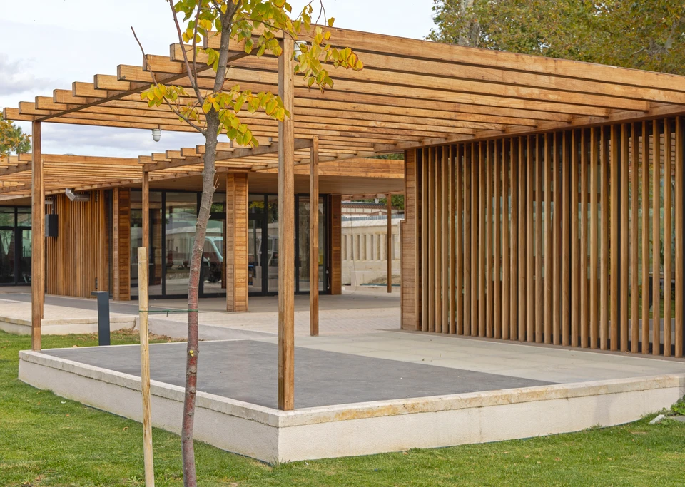 Planches de bois brut vieilli disposées horizontalement, surface extérieure patinée par les intempéries