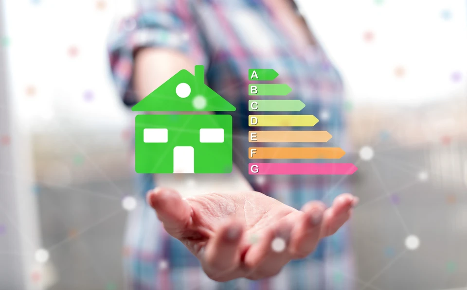 Intérieur résidentiel moderne, personne mesurant l'épaisseur d'une planche de bois avec un mètre ruban jaune